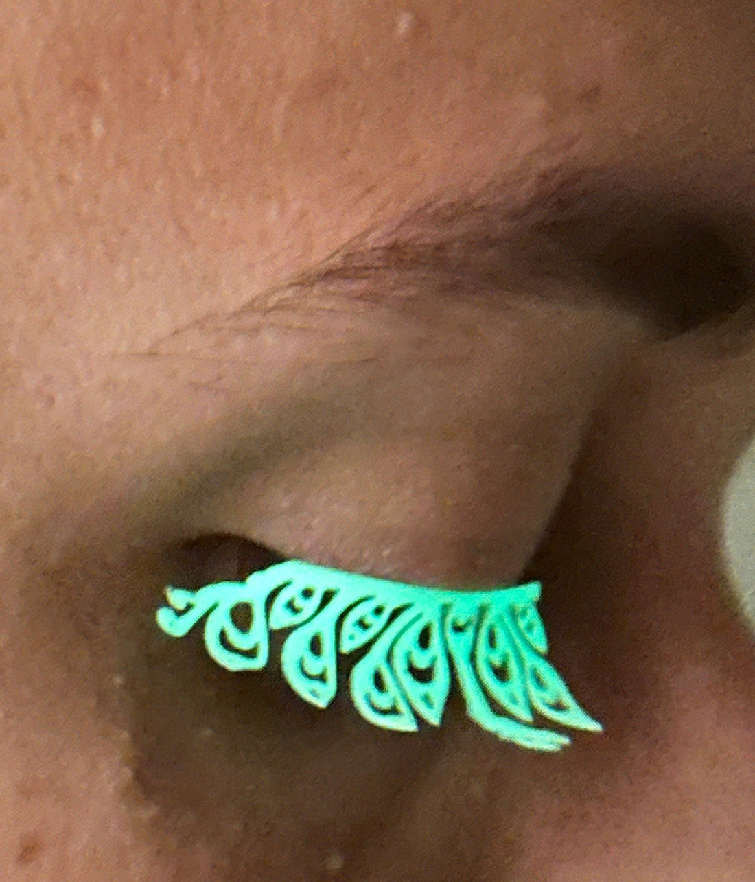 Glow In The Dark Eyelashes - Dramatic or Flashy